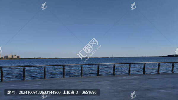 湖邊