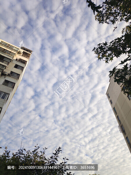 天空濃濃云朵