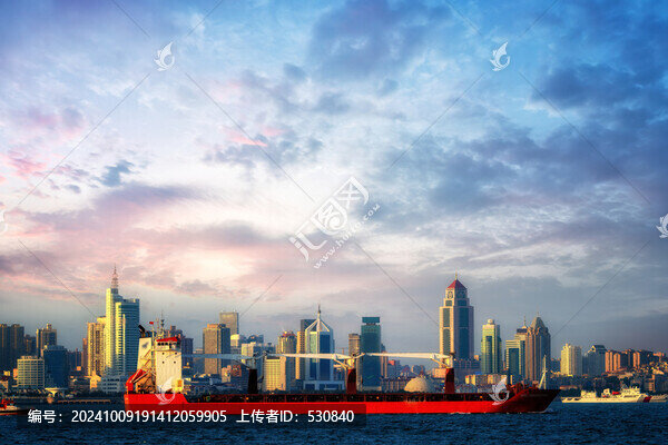 黃昏的城市海岸線與運(yùn)輸貨船