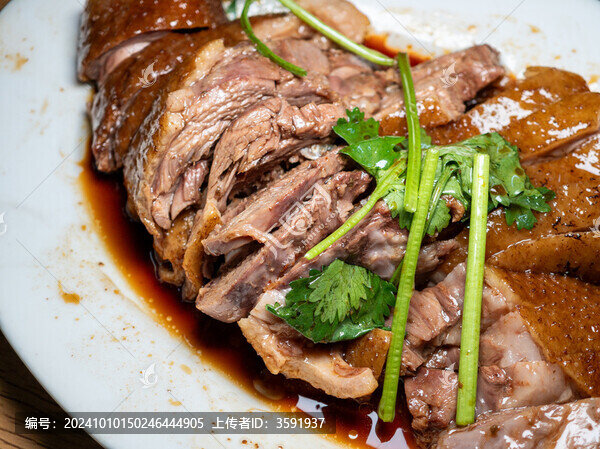 白色陶瓷餐盤里的鹵水鵝肉