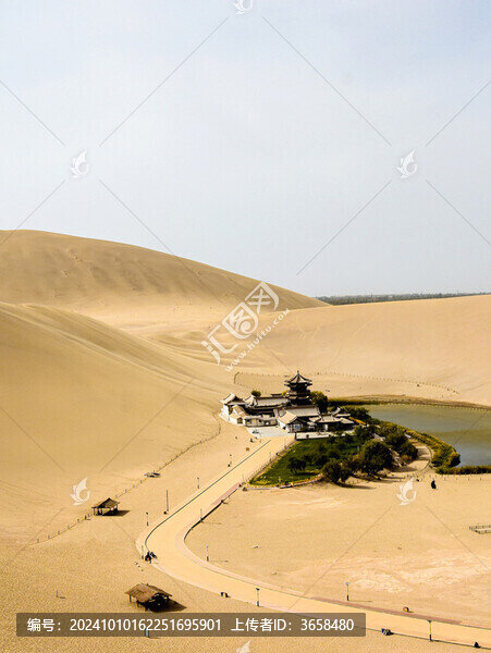 鳴沙山月牙泉