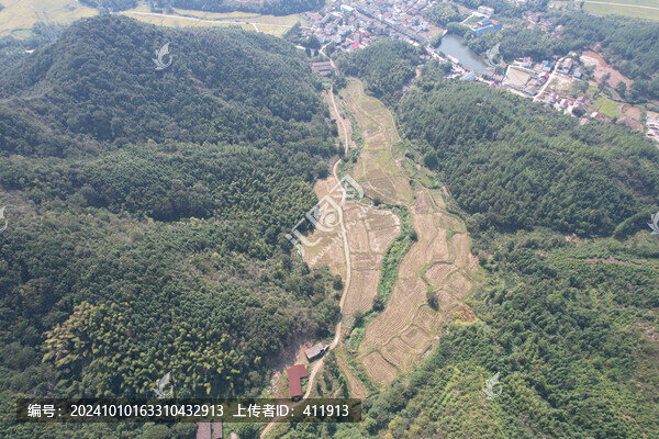 大山包圍的農(nóng)田