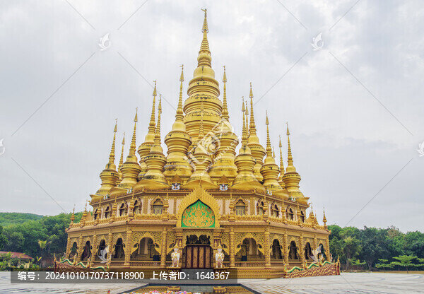 勐泐大佛寺莊凱大金塔北側(cè)