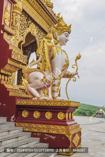 莊凱大金塔人面獅身神獸左側(cè)