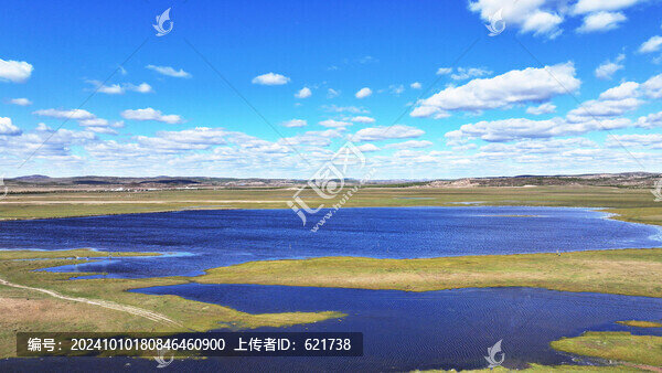 大草原上藍(lán)天白云湖泊