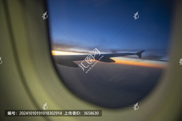 飛機舷窗外的朝霞晚霞與機翼