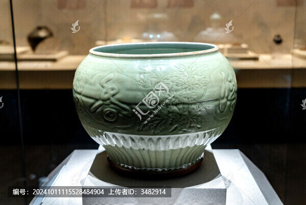 龍泉窯青釉刻花開光大罐