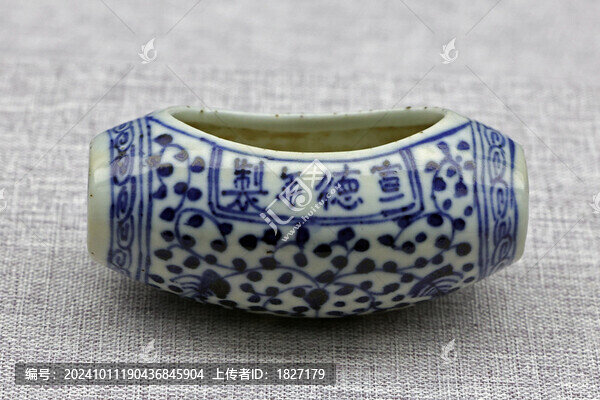 青花纏枝紋鼓式鳥食罐