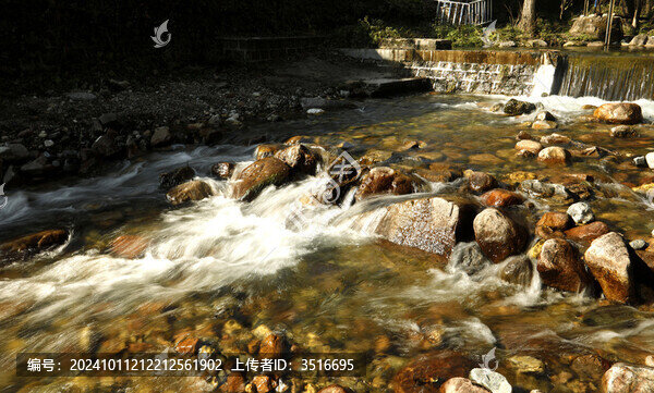 山間溪水