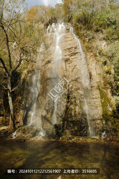 山間溪水