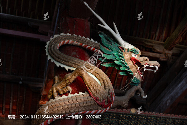 山西太原晉祠景點(diǎn)內(nèi)的古建筑龍柱