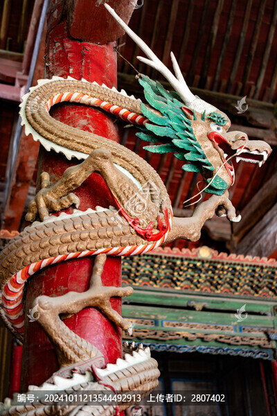 山西太原晉祠景點內(nèi)的古建筑龍柱