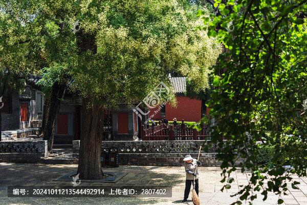 山西太原晉祠景點(diǎn)古建筑旁打掃