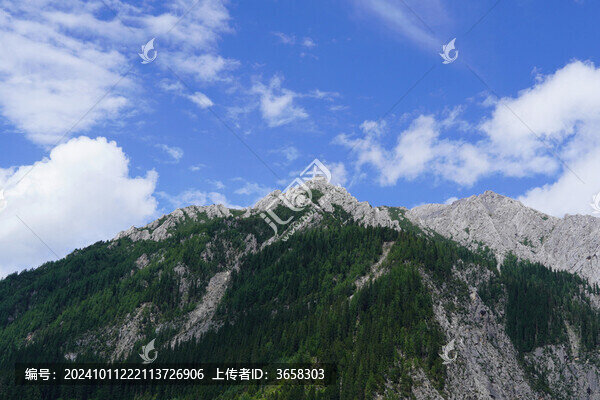 九寨溝山峰白云藍(lán)天