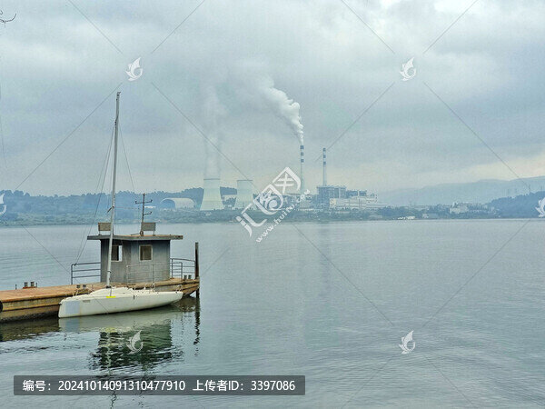 昆明陽宗海小船與煙囪