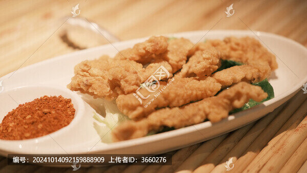 盤子里小酥肉的特寫鏡頭