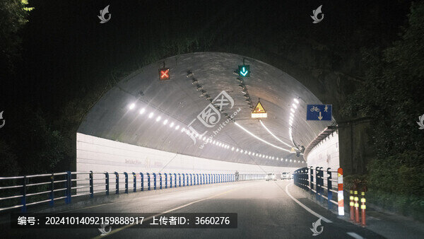 夜晚城市隧道道路交通內(nèi)部