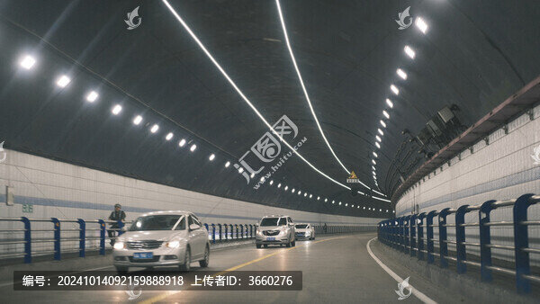夜晚城市隧道道路交通內(nèi)部