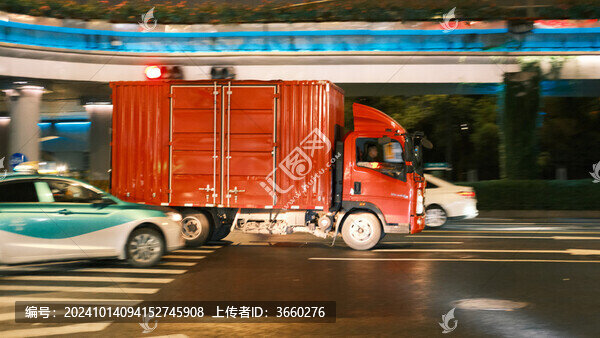 夜晚城市道路上汽車的特寫鏡頭