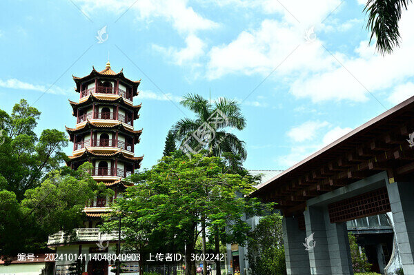 藍(lán)天白云下古色古香的中國(guó)古塔