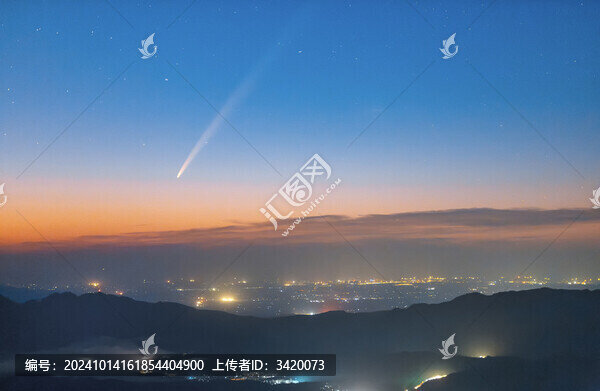 晨光中的紫金山阿特拉斯彗星