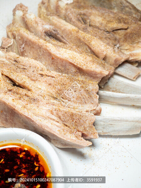 陶瓷餐盤里的手抓羊肉