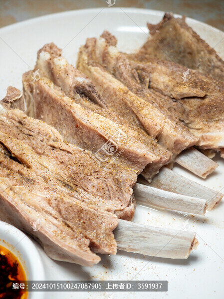陶瓷餐盤里的手抓羊肉