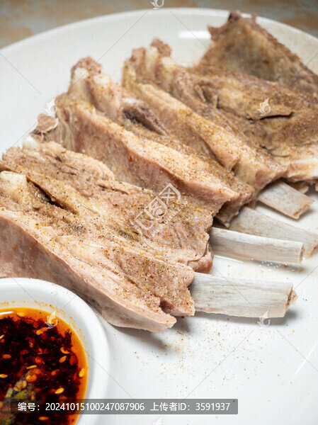 陶瓷餐盤里的手抓羊肉