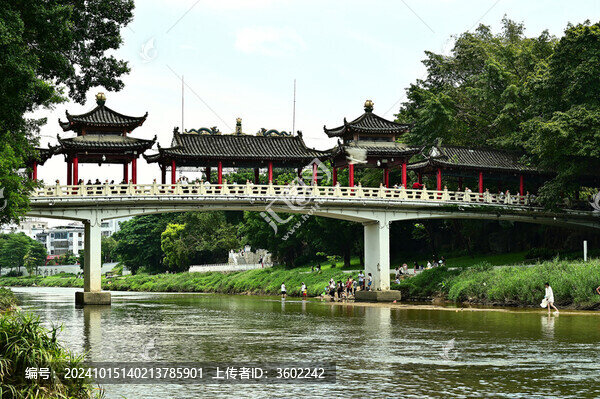 深圳龍園內(nèi)古色古香的中國橋