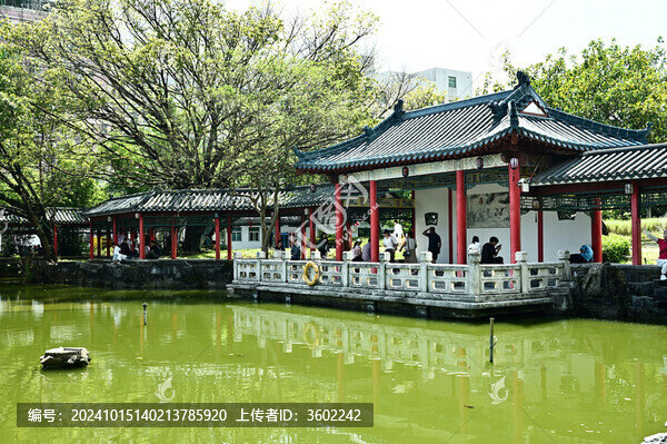 深圳龍園古色古香的亭臺樓閣倒影