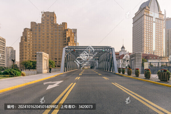 清晨時上海外白渡橋路面