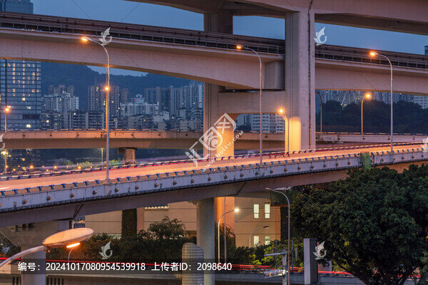 城市夜景中的立交橋