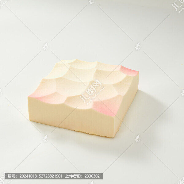 草莓慕斯蛋糕白底圖
