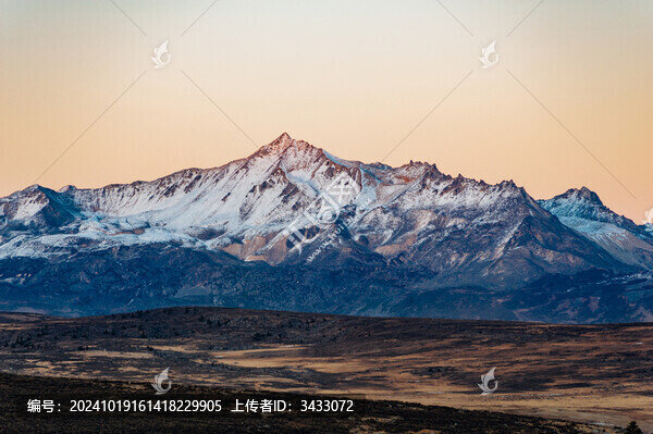 四川雅姆雪山日照金山