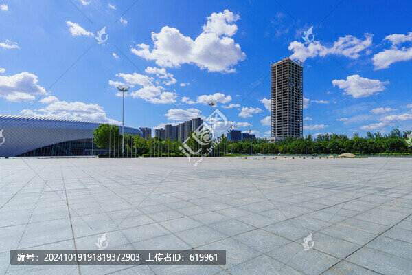 現(xiàn)代建筑旁邊空曠地面的休閑廣場(chǎng)