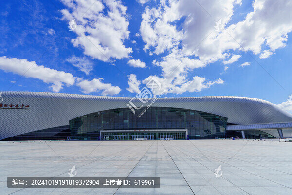 現(xiàn)代建筑旁邊空曠地面的休閑廣場