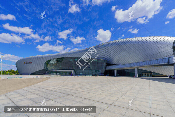 現(xiàn)代建筑旁邊空曠地面的休閑廣場