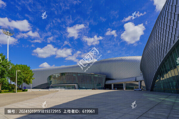 現(xiàn)代建筑旁邊空曠地面的休閑廣場