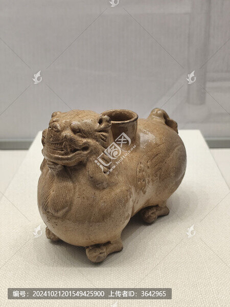 東晉青釉辟邪燭臺(tái)