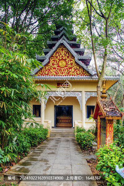 勐泐大佛寺緬甸殿與小路樹木