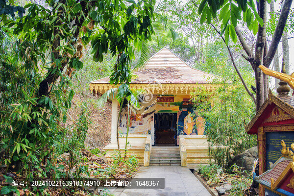 勐泐大佛寺斯里蘭卡殿與樹林
