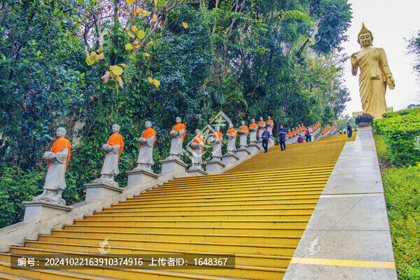 勐泐吉祥大佛與右側(cè)羅漢石階