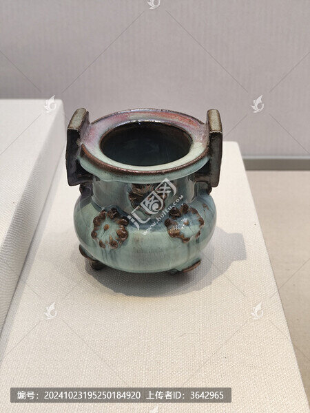元鈞窯天青釉貼塑花三足爐