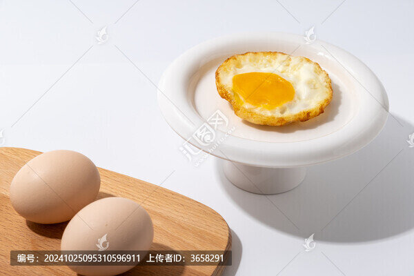 煎雞蛋在白色碟子上