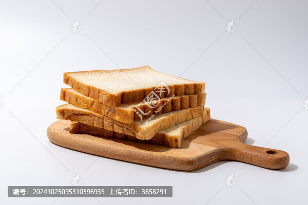 切片吐司面包在木板上