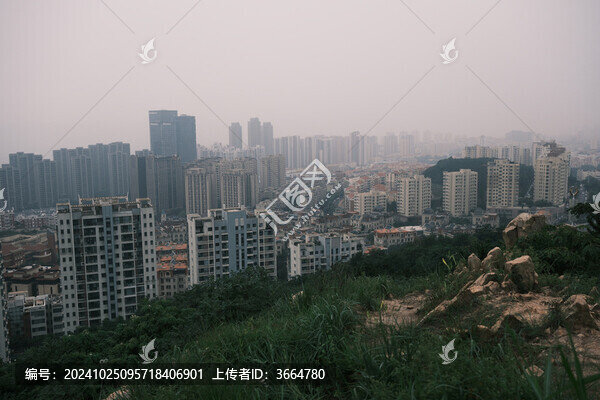 青島城市霧霾下的高樓林立