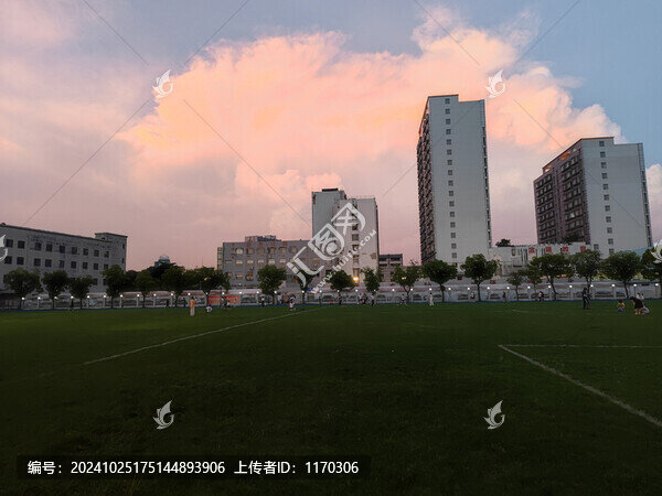 傍晚夕陽下體育場人民休閑放松
