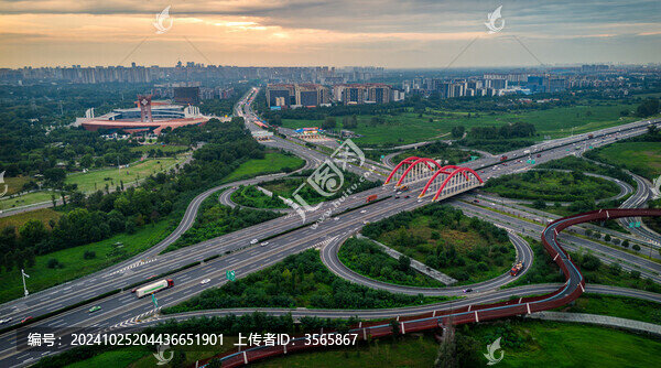 日落時(shí)分的成都光華立交橋