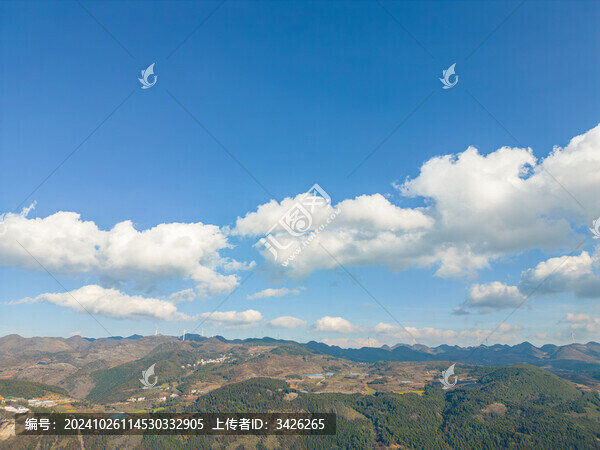 航拍藍(lán)天白云下的山脈自然風(fēng)光