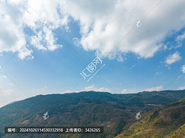 航拍藍(lán)天白云下的山脈自然風(fēng)光